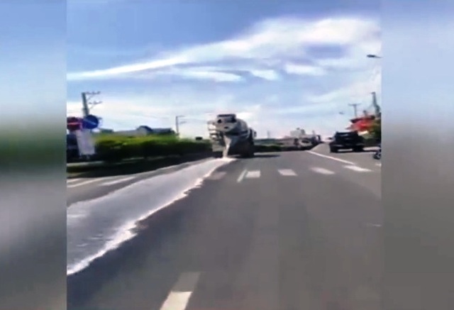 Xe trộn bê tông thản nhiên xả nước trên đường tại Phú Quốc - Ảnh 1.