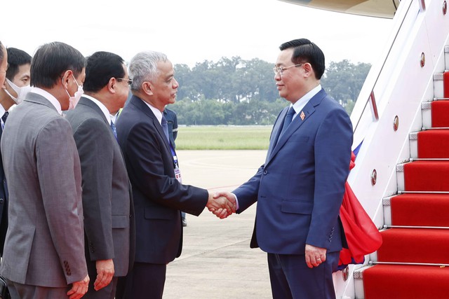 Chủ tịch Quốc hội Vương Đình Huệ đã đến Vientiane, bắt đầu thăm chính thức Lào - Ảnh 1.