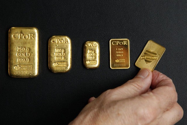 Giá vàng tiếp tục lao dốc, thủng mốc 70 triệu đồng - Ảnh 1.