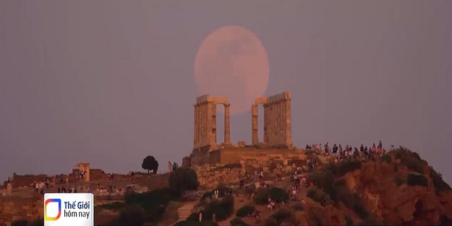 Super moon over ancient Greek temple - Photo 1.