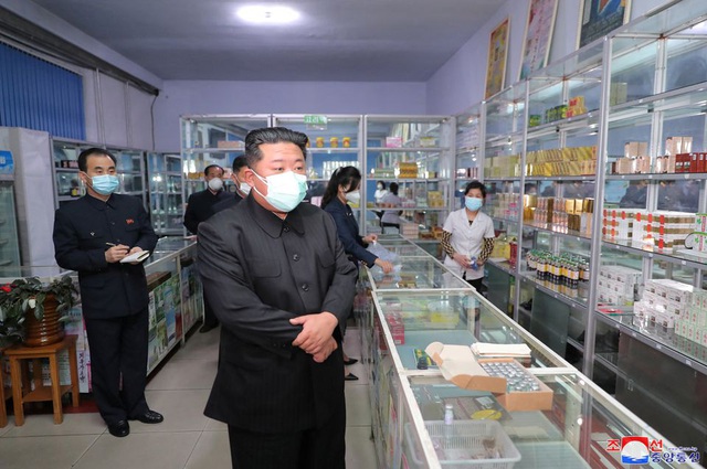 Eight more people died from COVID-19, the North Korean President ordered the army to stabilize the supply of drugs - Photo 1.