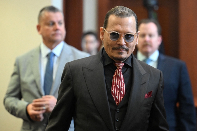 Hậu kiện tụng với vợ cũ, Johnny Depp lại hầu tòa vì cáo buộc hành hung nhân viên - Ảnh 1.