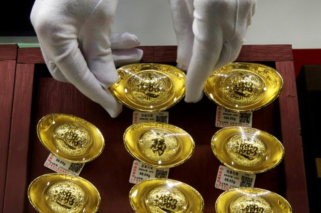 Giá vàng bật tăng lên sát mốc 70 triệu đồng/lượng - Ảnh 1.