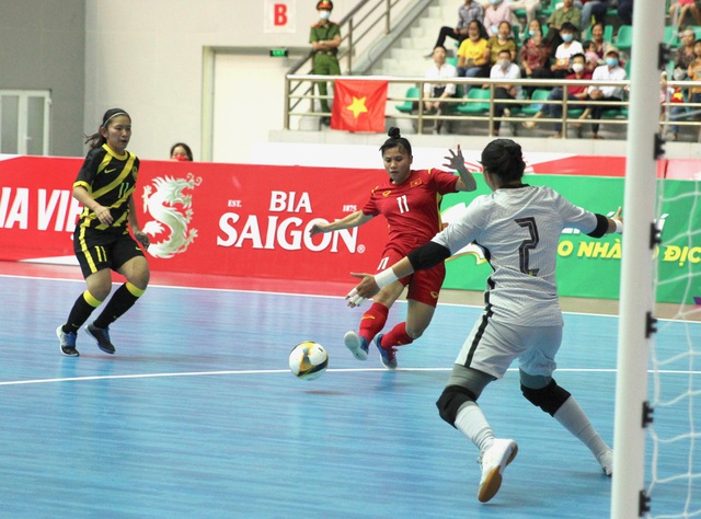 Đánh bại Malaysia, ĐT Việt Nam dẫn đầu bảng xếp hạng futsal nữ SEA Games 31 - Ảnh 1.