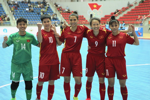 Defeating Malaysia, Vietnam Tel leads the women's futsal rankings at the 31st SEA Games - Photo 2.