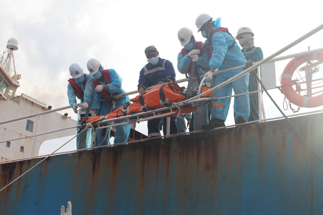 Cứu nạn kịp thời hai thuyền viên bị đa chấn thương ngoài biển - Ảnh 2.
