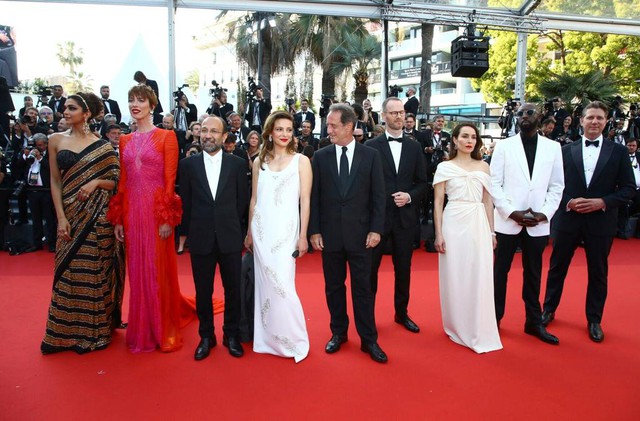 Cannes 2022 khai mạc: Vắng bóng khẩu trang, sao thế giới tấp nập trên thảm đỏ, vẫn cấm selfie - Ảnh 3.