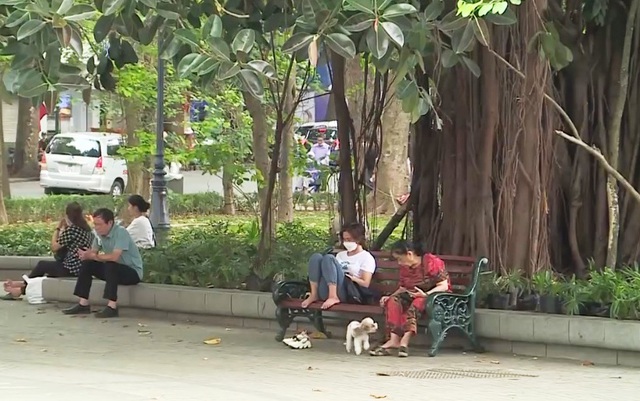 Cấm mang vật nuôi, loa kéo vào phố đi bộ Hồ Hoàn Kiếm: Nhiều người dân đồng tình - Ảnh 1.