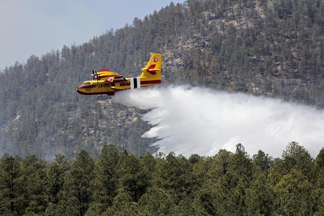 Cháy rừng kỷ lục tại Mỹ: Hàng nghìn người ở bang New Mexico sẵn sàng sơ tán - Ảnh 3.