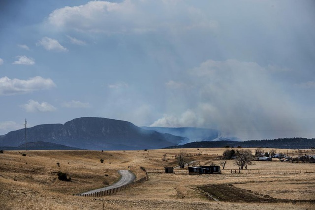 Cháy rừng kỷ lục tại Mỹ: Hàng nghìn người ở bang New Mexico sẵn sàng sơ tán - Ảnh 5.