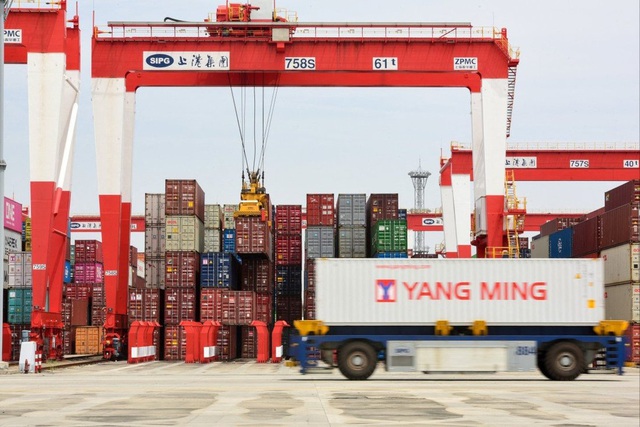 Shanghai port faces the unprecedented risk of ships and goods being jammed - Photo 1.