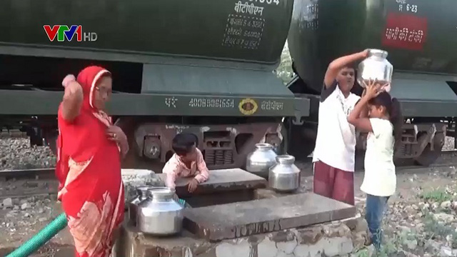 Ấn Độ huy động tàu hỏa chở nước cung cấp cho người dân - Ảnh 1.