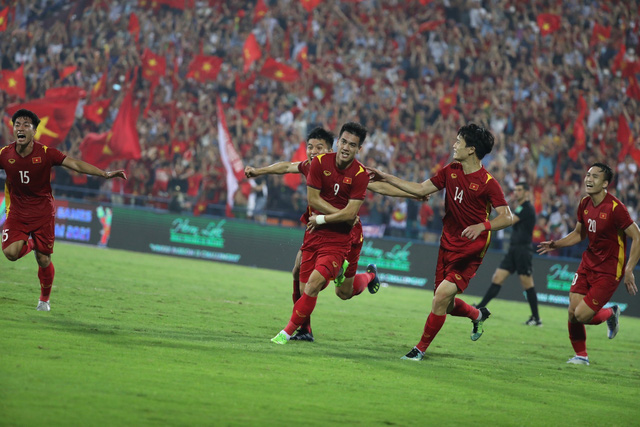 U23 Việt Nam: Tiếp theo là môn bóng đá U23, cùng cổ vũ và ủng hộ những ngôi sao tương lai trong đội tuyển U23 Việt Nam. Chinh phục những giải đấu quốc tế bằng bản lĩnh và tài năng không chỉ là mục tiêu, mà còn là niềm tự hào của cả đất nước.