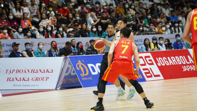 The Vietnamese basketball team won an important victory against the Malaysian team - Photo 1.