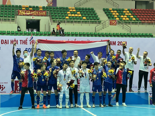 Vietnam futsal team won a bronze medal at the 31st SEA Games - Photo 11.