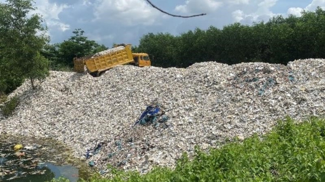 Bắt quả tang đối tượng đổ hàng tấn chất thải rắn công nghiệp xuống hồ nước - Ảnh 1.