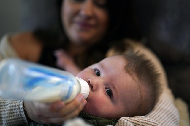 The first batch of baby formula from Europe landed, enough for thousands of children in the US - Photo 1.