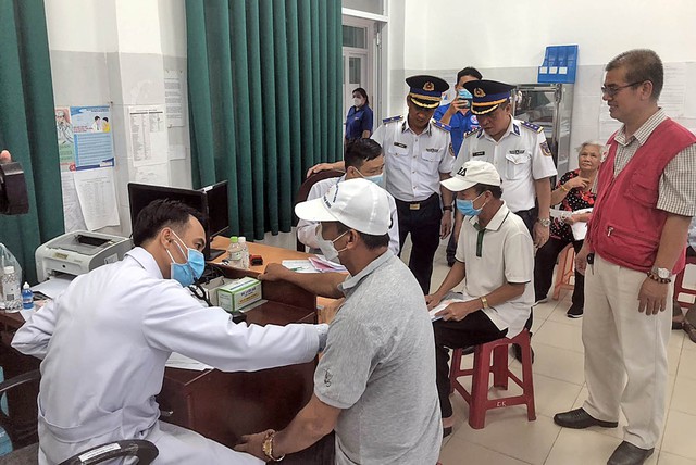 Bộ Tư lệnh Vùng Cảnh sát biển 3 thực hiện chương trình “Cảnh sát biển đồng hành với ngư dân” - Ảnh 3.