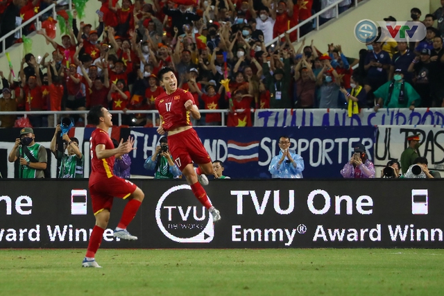 ẢNH | U23 Việt Nam và màn ăn mừng HCV SEA Games đáng nhớ - Ảnh 2.