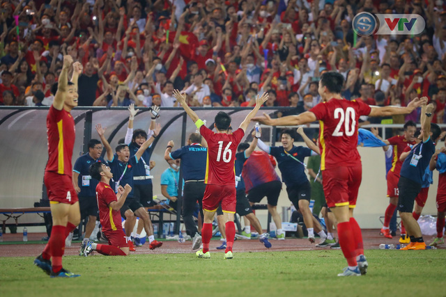 ẢNH | U23 Việt Nam và màn ăn mừng HCV SEA Games đáng nhớ - Ảnh 4.