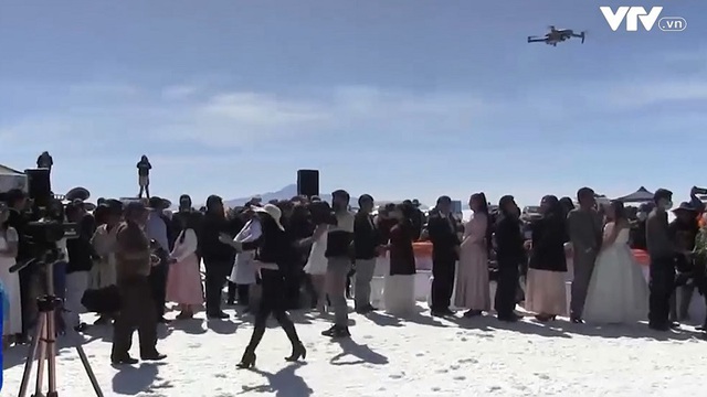 Lễ cưới tập thể giữa cánh đồng muối tại Bolivia - Ảnh 1.