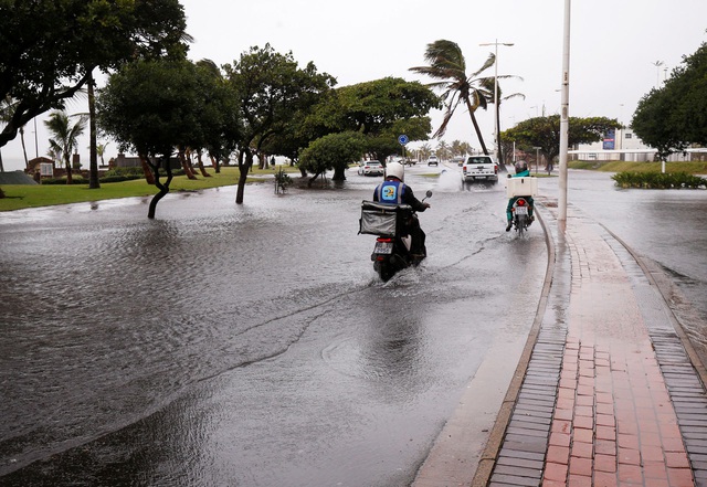 Hàng trăm người phải sơ tán khi lũ lụt hoành hành ở tỉnh ven biển Nam Phi - Ảnh 5.