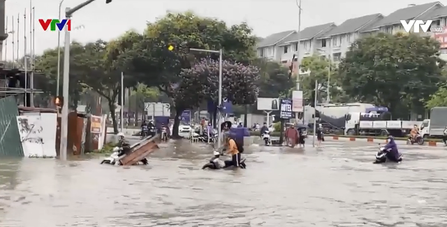 Đường phố Hà Nội ngập nặng sau mưa lớn - Ảnh 2.