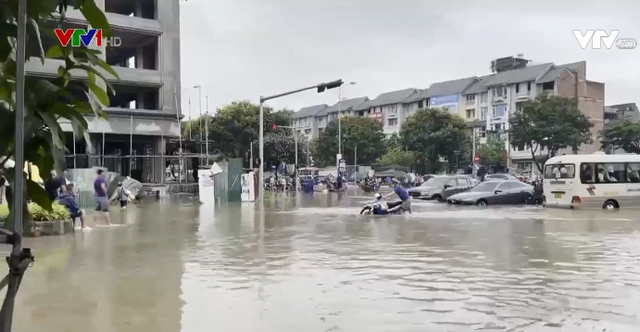 Đường phố Hà Nội ngập nặng sau mưa lớn - Ảnh 1.