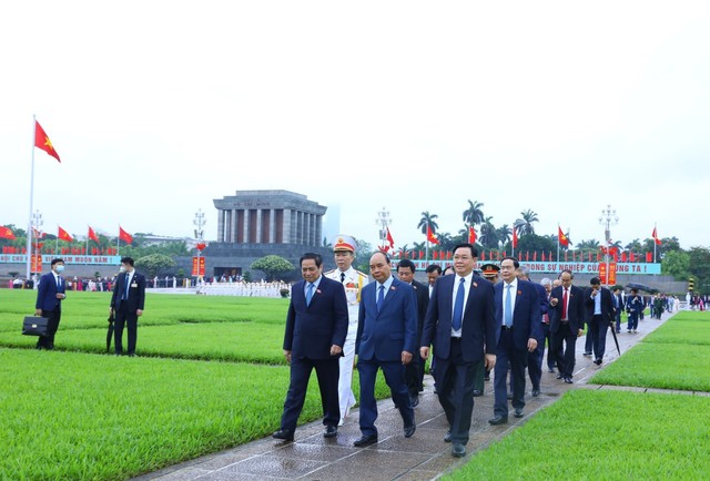 Đại biểu dự Kỳ họp thứ 3, Quốc hội khóa XV vào Lăng viếng Chủ tịch Hồ Chí Minh - Ảnh 5.