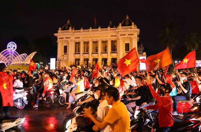 Người hâm mộ nhuộm đỏ mọi ngả đường mừng chiến thắng của U23 Việt Nam - Ảnh 3.