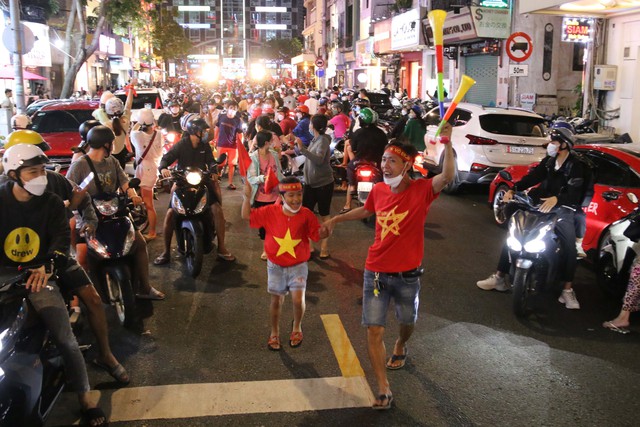 Người hâm mộ nhuộm đỏ mọi ngả đường mừng chiến thắng của U23 Việt Nam - Ảnh 6.