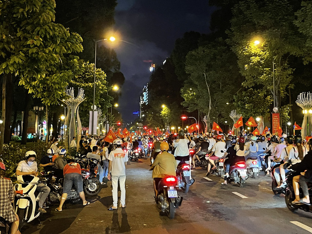 Nhiều trường hợp vi phạm giao thông khi ăn mừng chiến thắng của U23 Việt Nam - Ảnh 1.