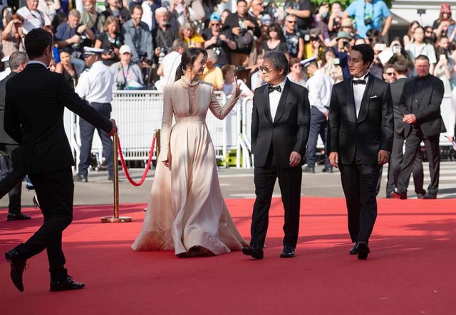Thang Duy gây choáng trên thảm đỏ tại Liên hoan phim Cannes lần thứ 75 - Ảnh 1.