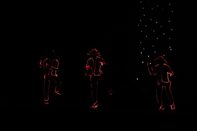 Mãn nhãn với màn nhảy đèn led tại Lễ Bế mạc SEA Games 31 - Ảnh 1.