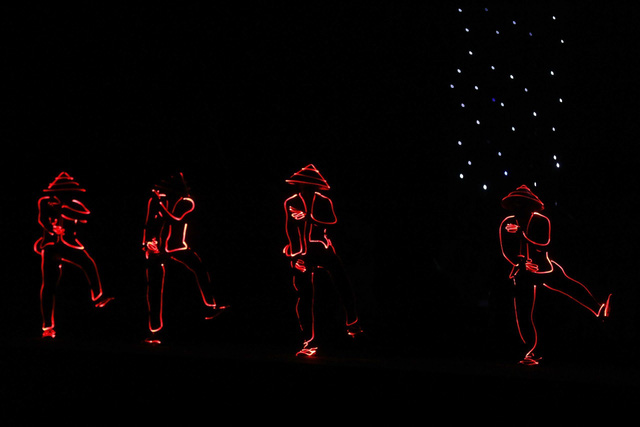 Mãn nhãn với màn nhảy đèn led tại Lễ Bế mạc SEA Games 31 - Ảnh 2.