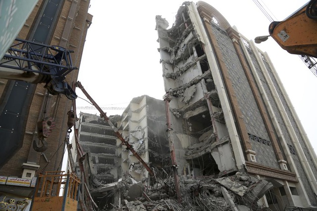 Iran khẩn trương điều tra vụ sập nhà ở thành phố Abadan - Ảnh 1.