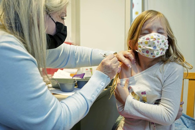 Đức khuyến nghị tiêm vaccine ngừa COVID-19 cho trẻ 5 - 11 tuổi - Ảnh 1.