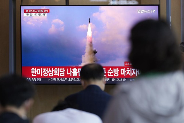 Triều Tiên phóng 3 tên lửa đạn đạo - Ảnh 1.