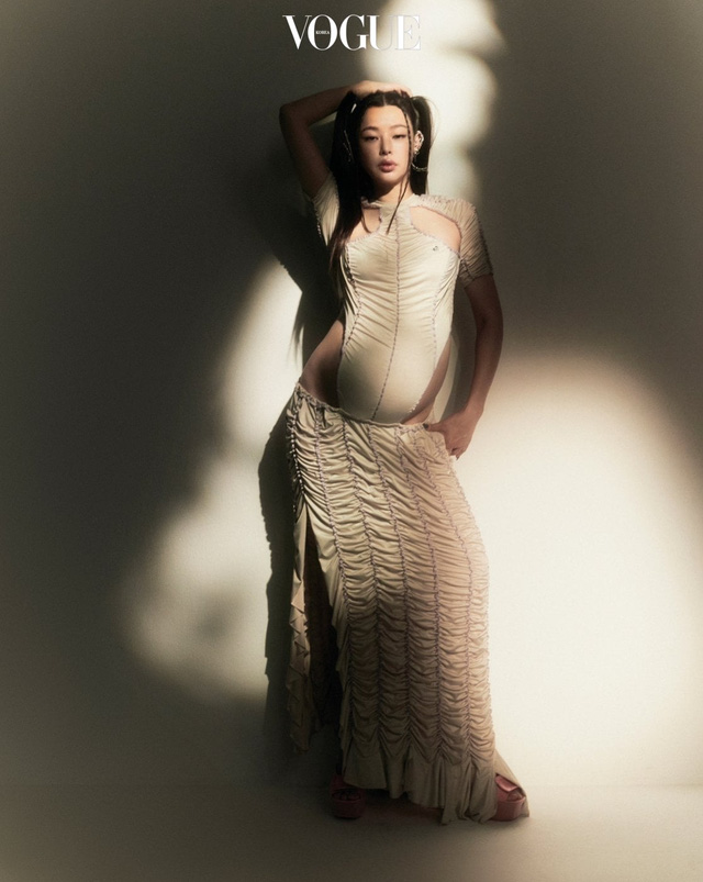 Hoa hậu Honey Lee khoe bụng bầu trên Vogue - Ảnh 2.
