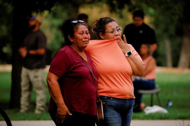 Relatives wait for the identities of the victims of the US shooting - Photo 2.