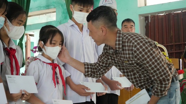 Chương trình trao quà hỗ trợ học sinh nghèo và hộ gia đình khó khăn tại tỉnh Nam Định - Ảnh 3.