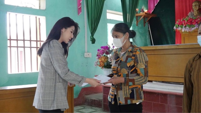 Chương trình trao quà hỗ trợ học sinh nghèo và hộ gia đình khó khăn tại tỉnh Nam Định - Ảnh 4.