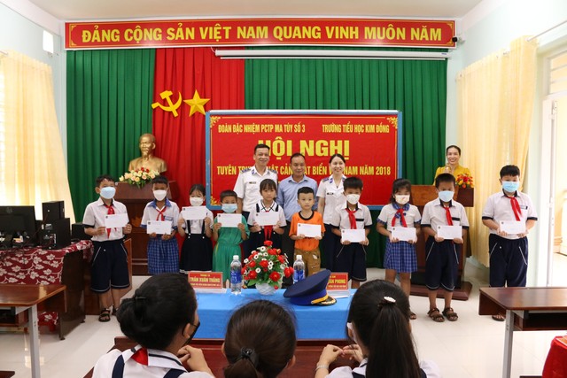 Nâng cao nhận thức Luật Cảnh sát biển Việt Nam; phòng, chống tệ nạn và tội phạm ma túy cho học sinh tiểu học - Ảnh 2.