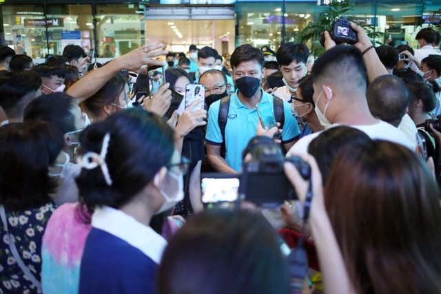 A bunch of photos: fans surrounded the Vietnamese team in Ho Chi Minh City - Photo 26.