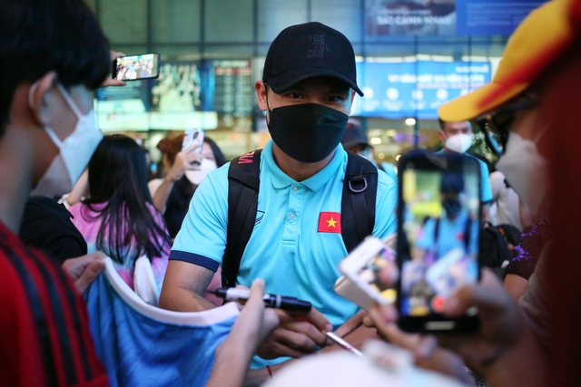 Photo series: fans surrounded the Vietnamese team in Ho Chi Minh City - Photo 14.