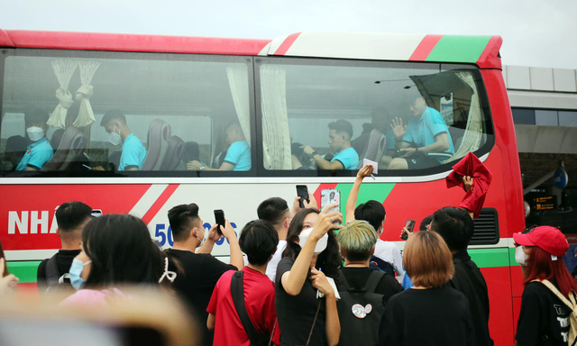 A bunch of photos: fans surrounded the Vietnamese team in Ho Chi Minh City - Photo 12.