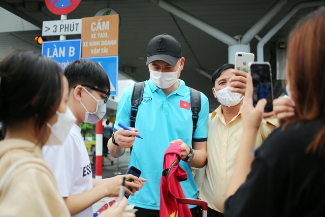 Photo series: fans surrounded the Vietnamese team in Ho Chi Minh City - Photo 4.