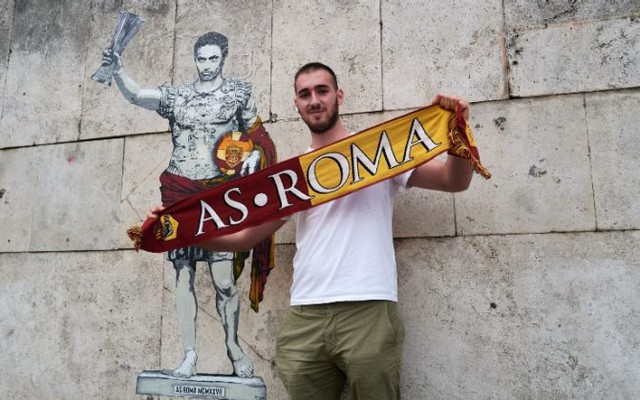HLV Mourinho có 1 bức tranh tường riêng lại Roma - Ảnh 3.