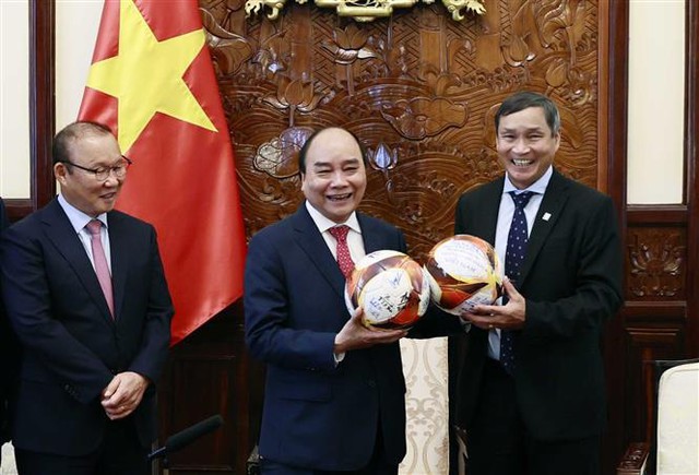 Chủ tịch nước Nguyễn Xuân Phúc biểu dương, chúc mừng các HLV Park Hang Seo và Mai Đức Chung - Ảnh 3.