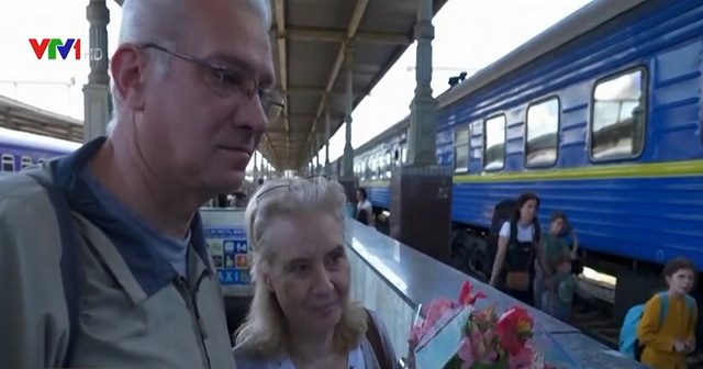 Reunion moment of Ukrainian evacuees in their homeland - Photo 1.